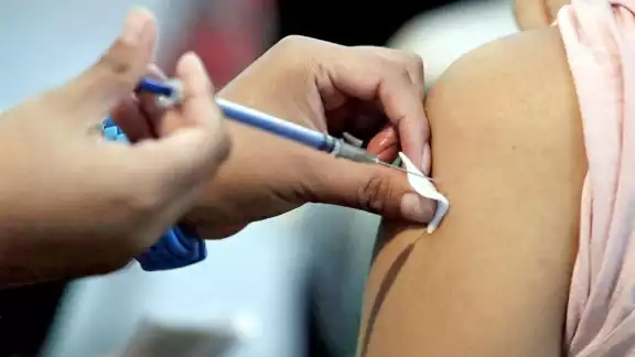 El texto emitido por el Ministerio de Salud no indica la fecha en la que se comenzará la inmunización a este grupo de población El texto emitido por el Ministerio de Salud no indica la fecha en la que se comenzará la inmunización a este grupo de población