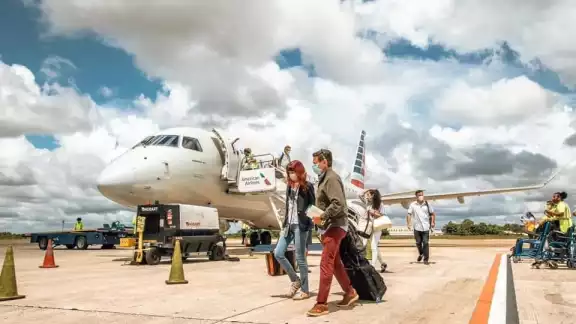 El primer vuelo que llegó al Aeropuerto de Belice proviene de Estados Unidos. Foto: Abraham Cohuó