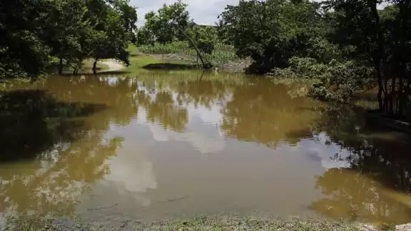 En esa misma comunidad, los habitantes tuvieron que romper una calle para drenar el agua que se e contaba estancada