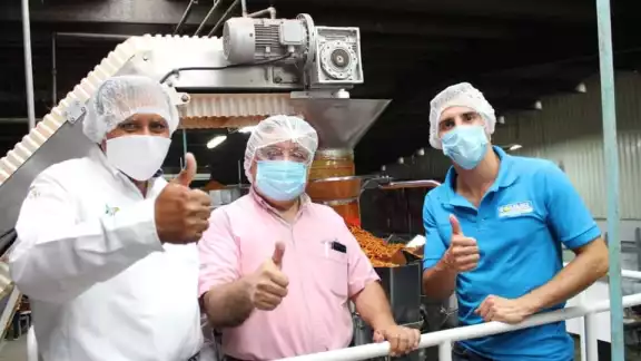 Rommel Pacheco en su visita a una fábrica de botanas, donde externó el apoyo a trabajadores para una mejor salud física y emocional Rommel Pacheco en su visita a una fábrica de botanas, donde externó el apoyo a trabajadores para una mejor salud física y emocional