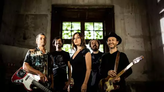 El grupo promueve su tour llamado "Un susurro en la tormenta" El grupo promueve su tour llamado "Un susurro en la tormenta"