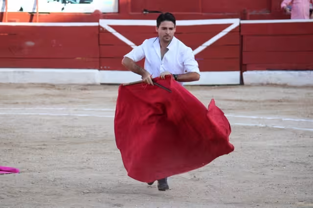 'Michelito' Lagravere saltó al ruedo en el segundo toro de la tarde y el juez de plaza ordenó sea detenido