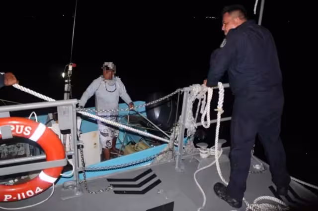 El barco sufrió una falla mecánica en el motor de propulsión y estaba a la deriva desde hace dos días
