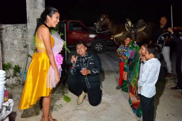 El joven le pidió a su novia que se casara con él de una forma muy romántica