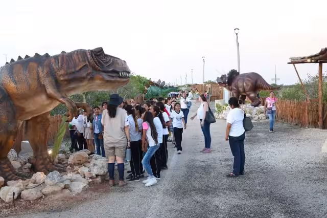 Festejan el tercer aniversario de un espacio turístico dedicado a los dinosaurios en Chicxulub Puerto