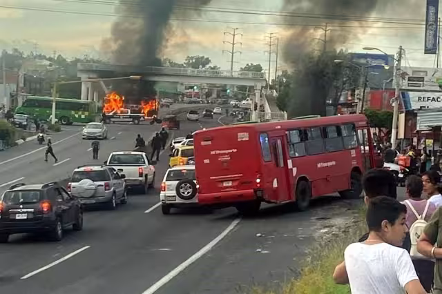 Enfrentamiento entre el Ejército y delincuencia organizada deja vehículos incendiados en Jalisco