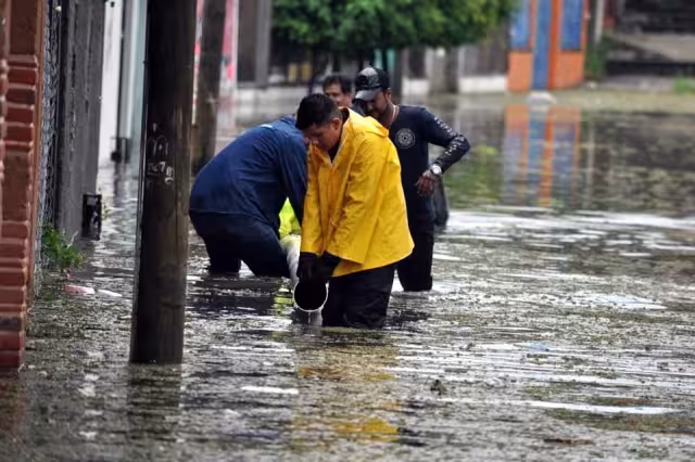 Los habitantes relaaron que tras sobrepasaar su caudal, solo le tomó 30 minutos al río para cubrir de agua gran parte de la localidad