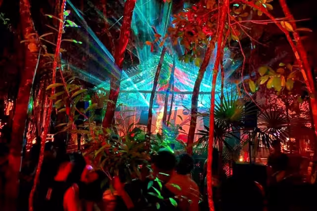 Muchos de los eventos, principalmente en Tulum, se realizan en la selva o sitios de difícil acceso, donde participan cientos de personas sin cumplimiento de las medidas sanitarias