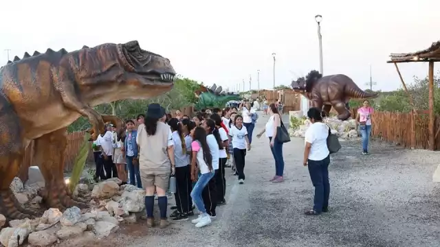 Festejan el tercer aniversario de un espacio turístico dedicado a los dinosaurios en Chicxulub Puerto