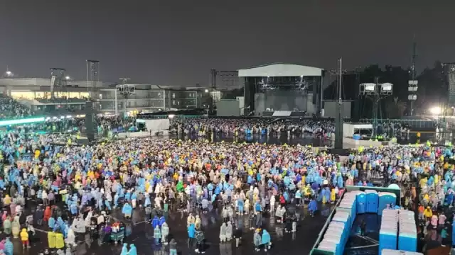 La cantante consintió a los fans que aguantaron hasta el final con cinco canciones acústicas
