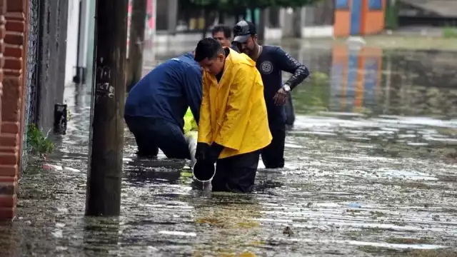 Los habitantes relaaron que tras sobrepasaar su caudal, solo le tomó 30 minutos al río para cubrir de agua gran parte de la localidad