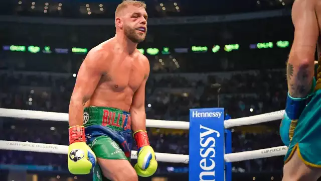 Billy Joe Saudners durante la pelea con Canelo