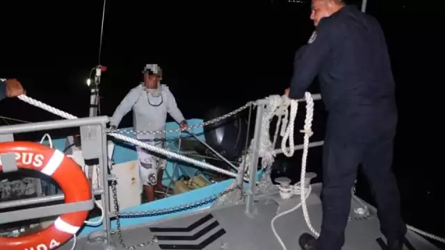El barco sufrió una falla mecánica en el motor de propulsión y estaba a la deriva desde hace dos días