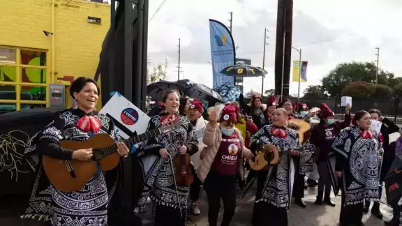 Mariachi recorre barrios latinos para alentar a votar en Los Ángeles Mariachi recorre barrios latinos para alentar a votar en Los Ángeles