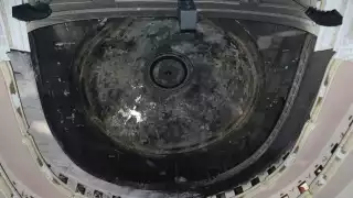 La cúpula se encuentra adornada por delicadas imágenes, inspiradas en el estilo neoclásico francés; es una obra del siglo XIX