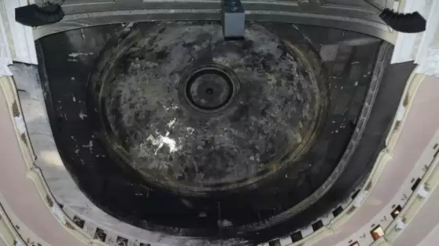 La cúpula se encuentra adornada por delicadas imágenes, inspiradas en el estilo neoclásico francés; es una obra del siglo XIX