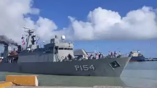 Esta emotiva actividad de despedida contó con la participación de autoridades navales y civiles, así como con familiares y amigos de la tripulación del buque