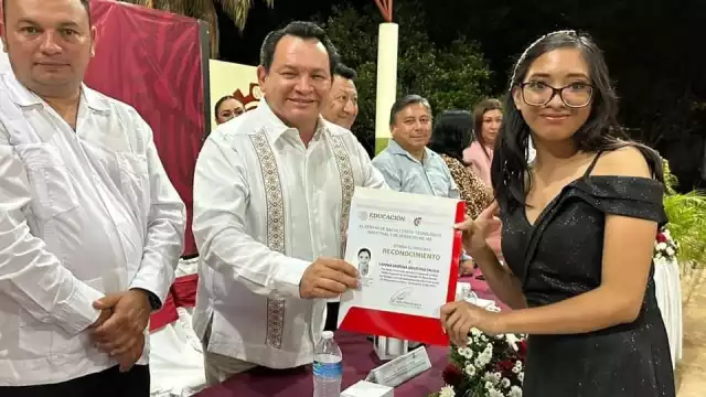 Huacho Díaz Mena reconoció el esfuerzo de los alumnos por los años de estudio.