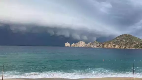 Olaf se encuentra sobre línea de costa a 100 km al oeste de La Paz, y a 130 km al sureste de Cabo San Lucas, Baja California Sur. Olaf se encuentra sobre línea de costa a 100 km al oeste de La Paz, y a 130 km al sureste de Cabo San Lucas, Baja California Sur.