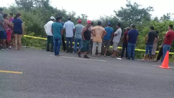 Al lugar llegaron pobladores, así como paramédicos para confirmar la muerte del joven Al lugar llegaron pobladores, así como paramédicos para confirmar la muerte del joven