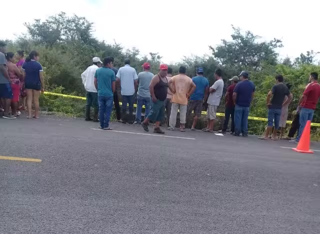 Al lugar llegaron pobladores, así como paramédicos para confirmar la muerte del joven