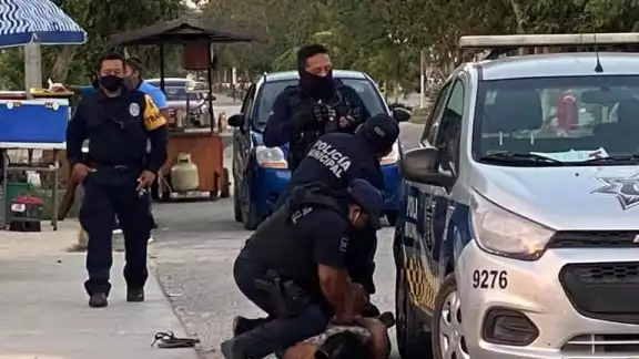 La mujer fue brutalmente sometida por policías