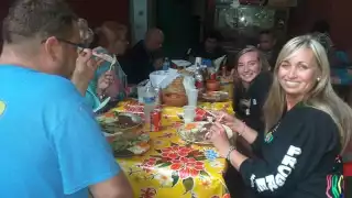 Los viajeros suelen recorrer los cenotes que se encuentran cerca de la zona, para después almorzar comida regional