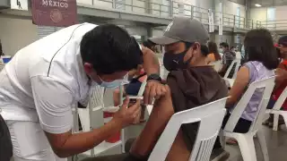 Los quinceañeros acudieron a inocularse contra el coronavirus en el poliforum