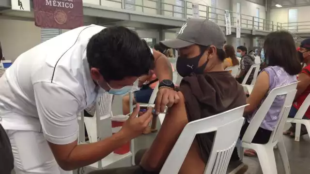 Los quinceañeros acudieron a inocularse contra el coronavirus en el poliforum