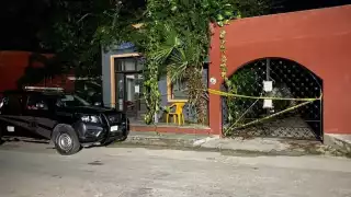 Agentes de la Policía Estatal de Investigación indagan los negocios entre los ahora occisos y el dueño del negocio del Catarina