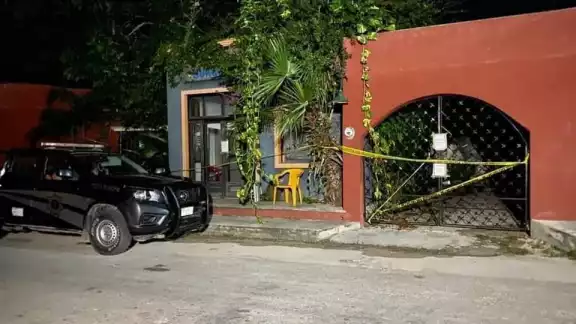 Agentes de la Policía Estatal de Investigación indagan los negocios entre los ahora occisos y el dueño del negocio del Catarina