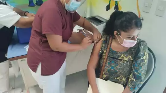 En unos diez días podría aplicarse la segunda dosis a personas de 30 a 39 años de edad, según las autoridades sanitarias En unos diez días podría aplicarse la segunda dosis a personas de 30 a 39 años de edad, según las autoridades sanitarias