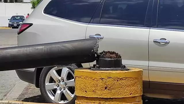 Poste de alumbrado público  cae en tienda departamental