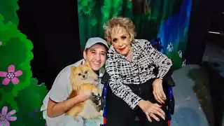 Silvia Pinal saludó a los asistentes a la obra Caperucita ¿qué onda con tu abuelita?