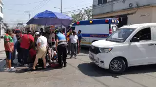Padre e hija terminan en el hospital al ser impactados por una camioneta en Ciudad del Carmen