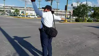 Tránsito apoya en semáforos apagados por falla eléctrica nacional