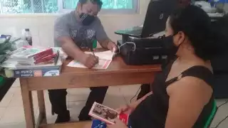 Los mentores seleccionan material educativo que entregan a los padres de los alumnos cada determinado día