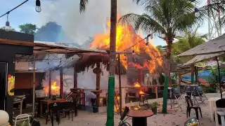 Incendio consume restaurante-bar en Puerto Morelos