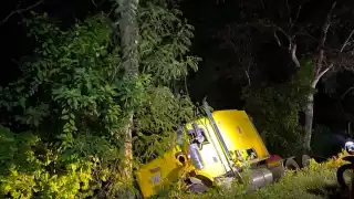 Tractocamión se sale de la carretera Escárcega–Chetumal por malas condiciones viales      