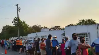 Los familiares con abuelitos esperaron para poder acceder al módulo