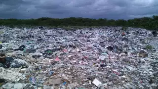 El vertedero municipal se ubica en un espacio abierto ubicado en la carretera federal Mérida-Tizimín