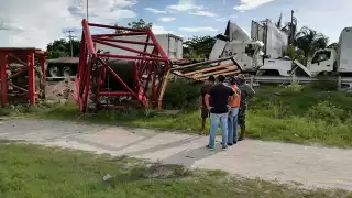 Tráiler con carga se voltea en Isla Aguada, Campeche; GN evita rapiña