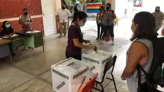 El consejero del IEQrro informó sobre las dos boletas falsas encontradas en un paquete. Foto: Landy Vera