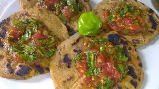 Pimitos de chicharra, acompañados de chiltomate