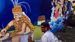 Hoy en día da vida a paredes y espacios públicos en Maní