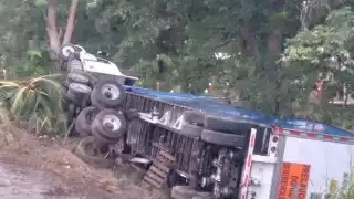 Camión vuelca con más de 4 mil cartones de cerveza en Campeche