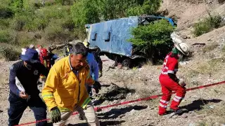 Un autobús que transportaba a migrantes cayó a un barranco en Mexquitic, San Luis Potosí