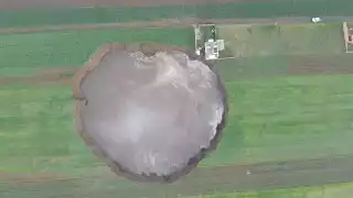 Las personas aprovechan a ir al socavón y tomarse una foto de recuerdo