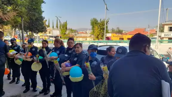 En redes sociales reaccionaron por los regalos que les dieron a las madres policías En redes sociales reaccionaron por los regalos que les dieron a las madres policías