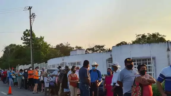 Los familiares con abuelitos esperaron para poder acceder al módulo Los familiares con abuelitos esperaron para poder acceder al módulo
